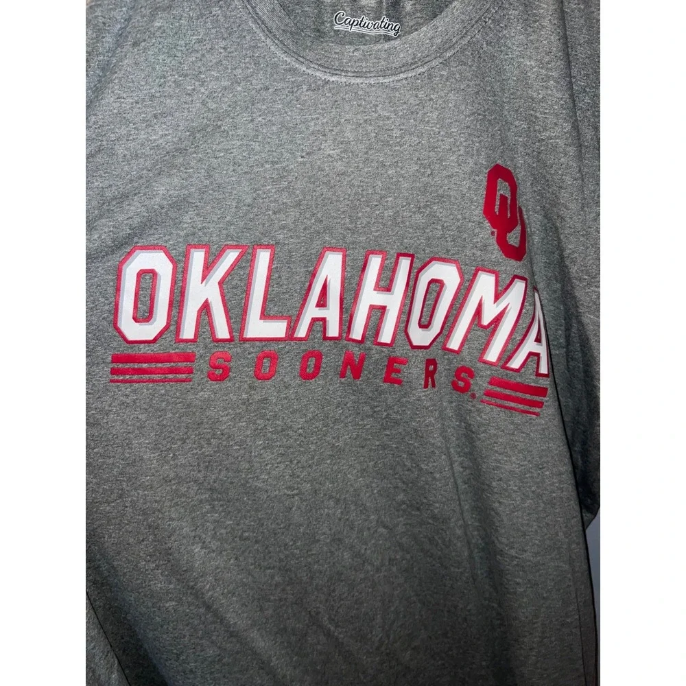 Captivating Oklahoma Sooners Mens Gray Graphic T-Shirt NCAA Fan Gear Size Medium
